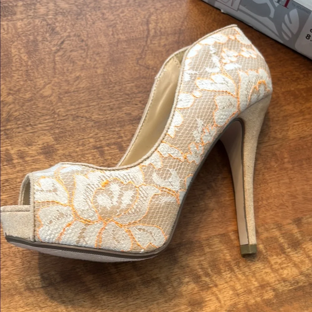Shi by JOURNEYS Cream and Gold Floral Heels